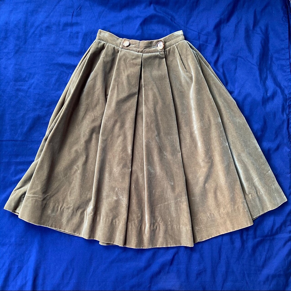 Vintage 1970’s high-waisted, pleated skirt 👌🏽